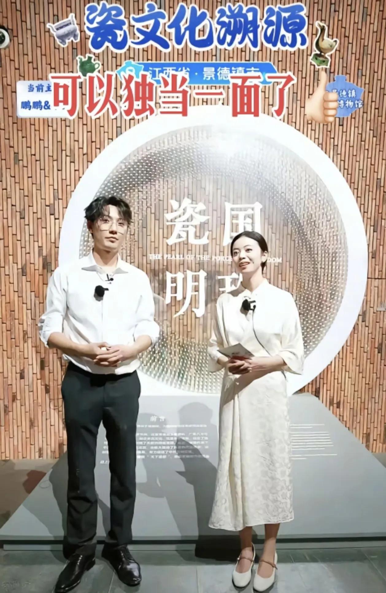 鹏鹏忒帅了！

昨天鹏鹏和小贝出外场，黑西裤白衬衫场子撑得稳稳的，简直是门面担当