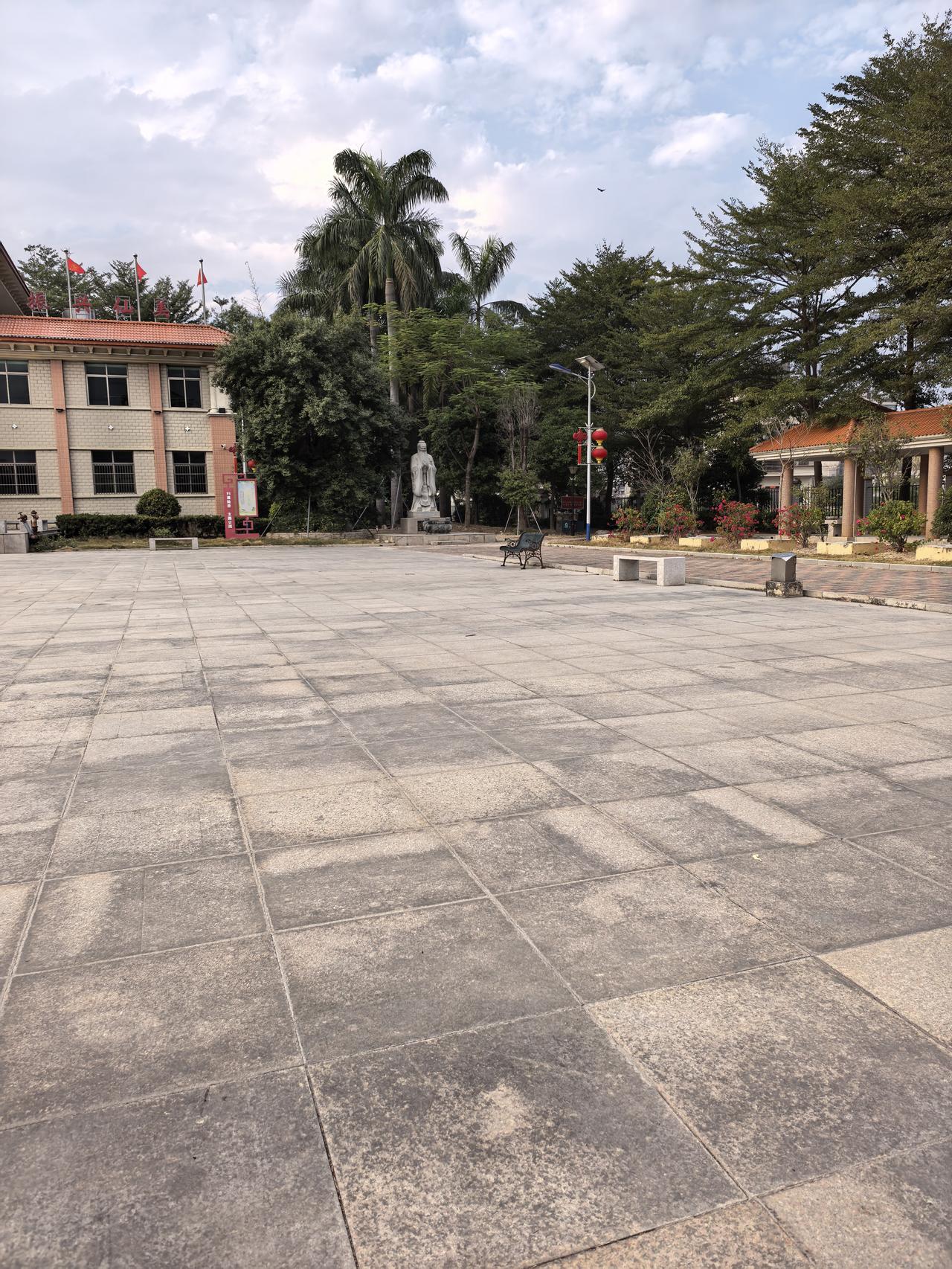 00后女孩下午到公园发现了…。
今天天气不错，正巧帅哥也没事。
我一合计那就去公