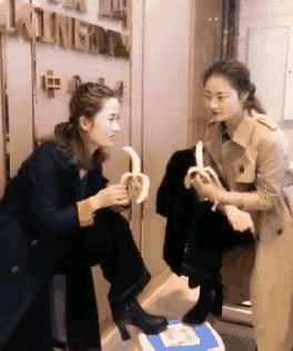 两个美女比拼吃香蕉，太让人意外了搞笑 惊不惊喜意不意外