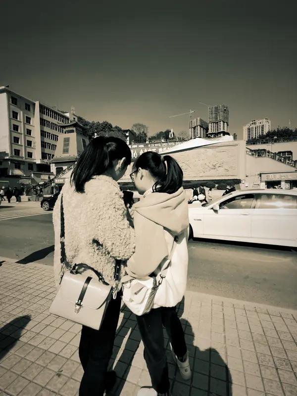 家人们，人呐，真不能太干净了！就说我那表姐，简直洁癖到了极致。

每天除了上班，