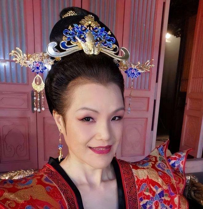 爱国艺人马蹄露，
大家应该多关注。
爱国爱港是真心，
理应更受到呵护。
初心不改