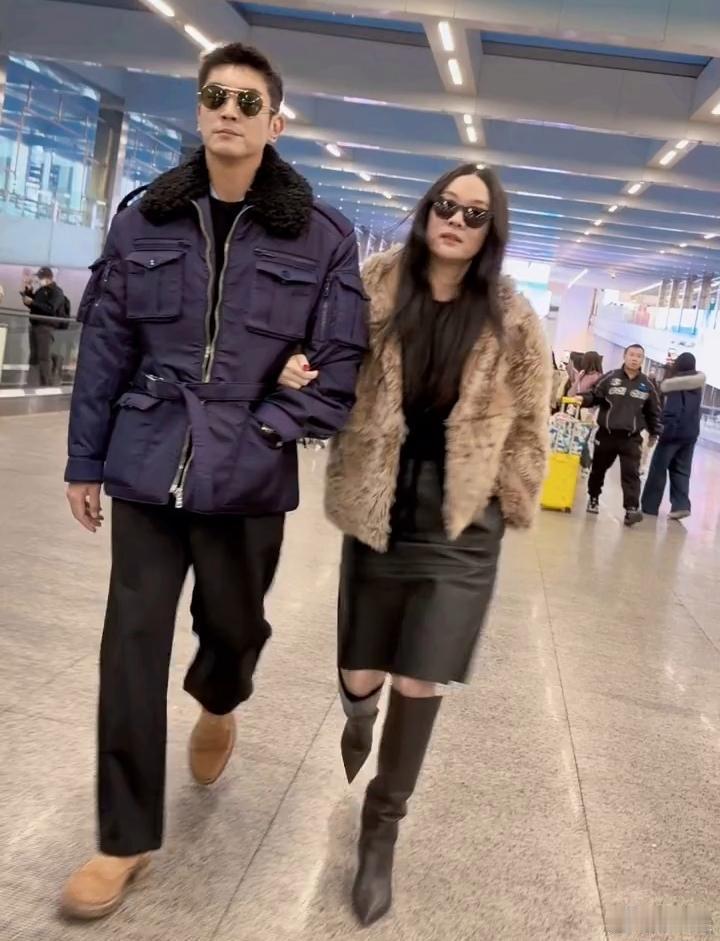 杜江霍思燕机场偶遇，穿搭贵气十足，情侣墨镜加持甜度拉满 