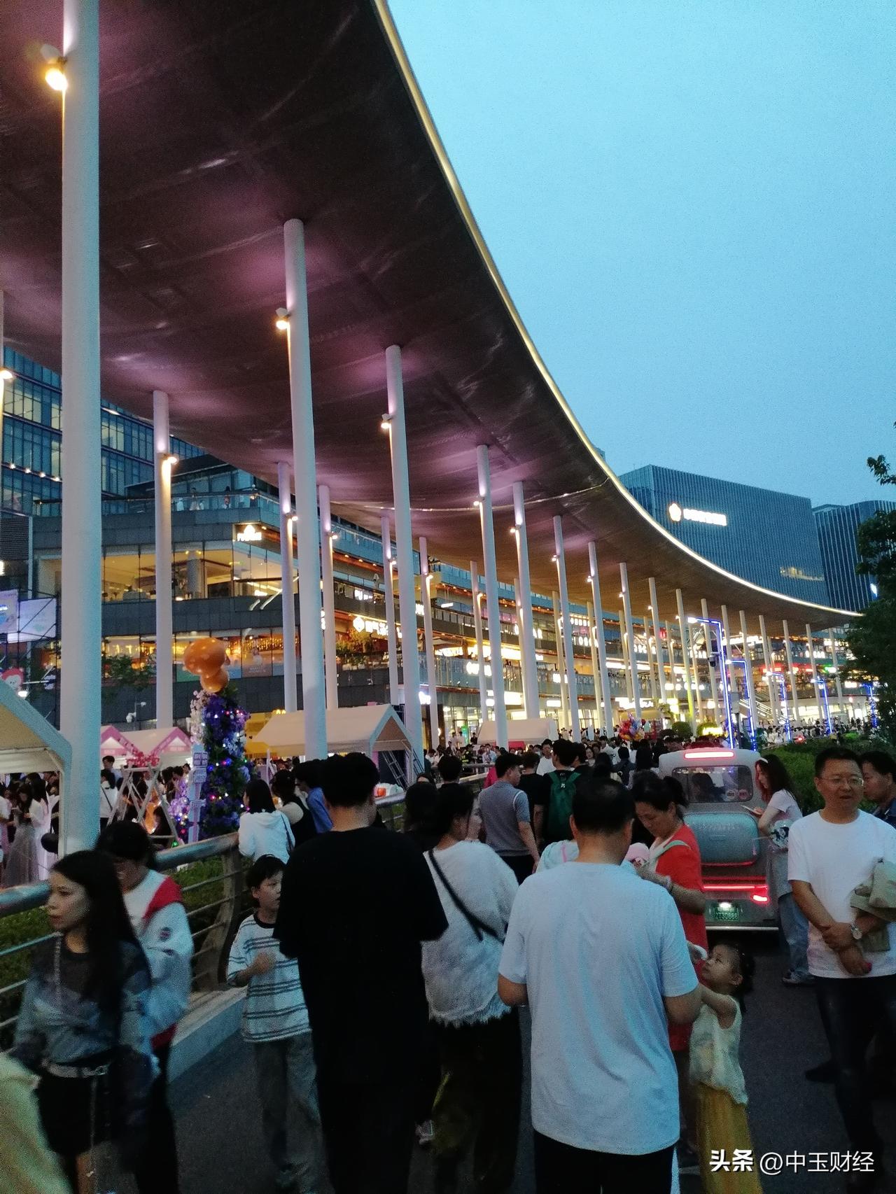 分享一张你拍的建筑人来人往，上方都似天桥，这个建筑的逻辑在哪里？