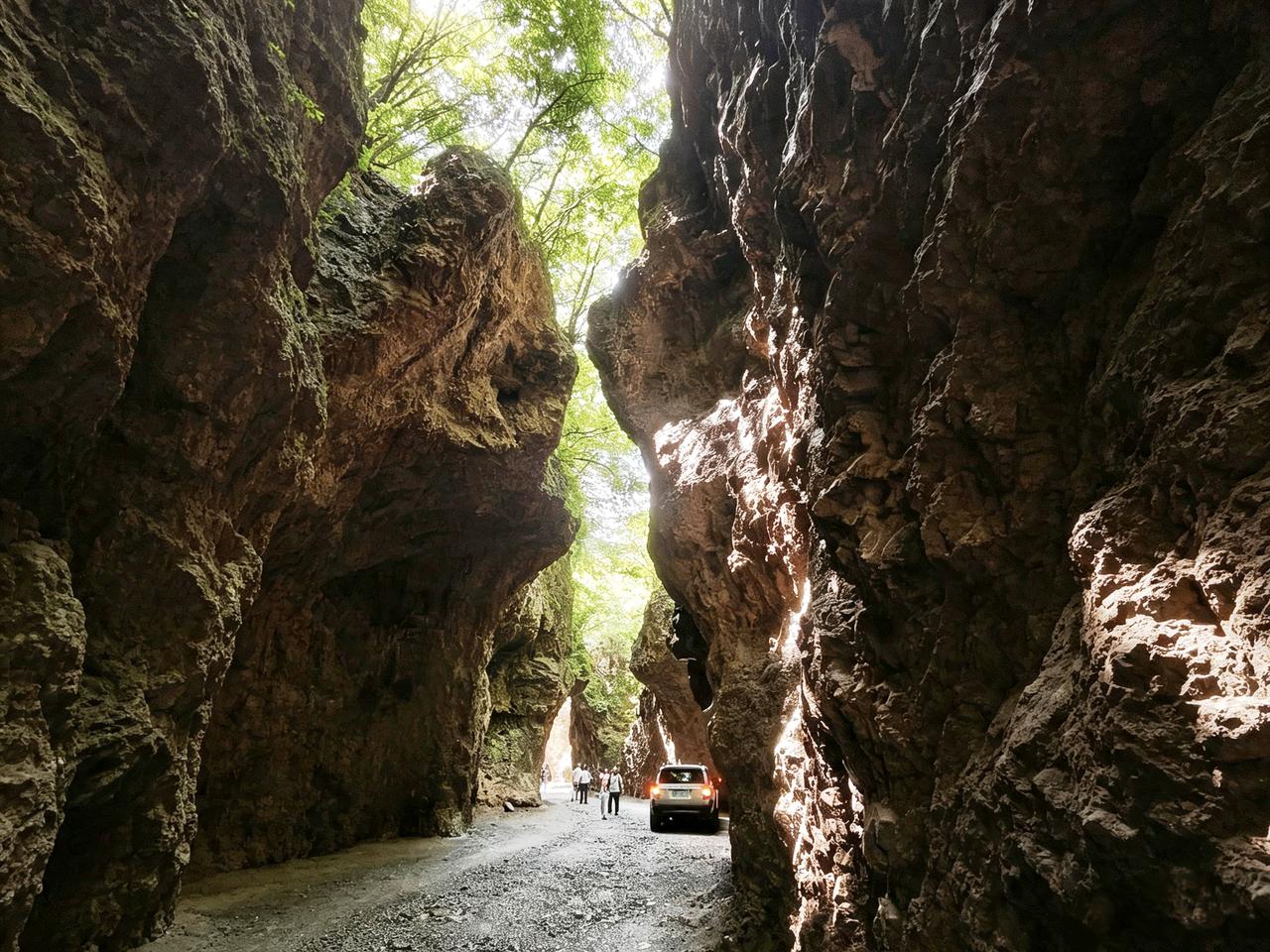 从京西门头沟爨底下明清古村，前行6000多米， 就是京西古道镌刻的秘境一线天。