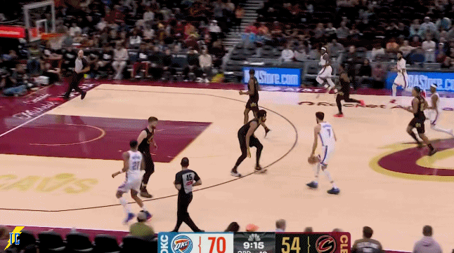 肯威在下半场顶替杰林首发登场，雷霆火力不减，打出一波8-3领先至74-54，骑士