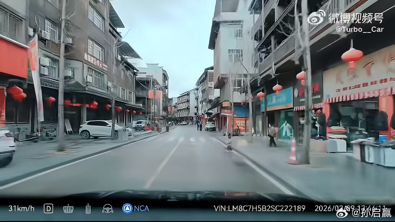 鸿蒙智行车辆智驾状态下冲撞幼童视频看的很揪心，不知道小朋友有没有事。这种事情首先