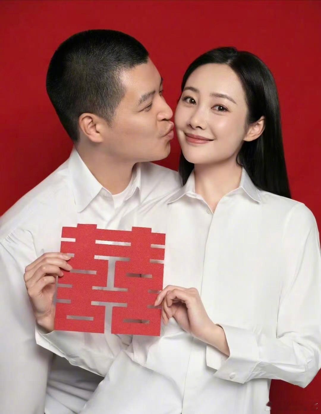 李纯马𬱖不办婚礼不拍婚纱照比起盛大的仪式，更爱舒服的相处。坦诚不想被婚礼累到，