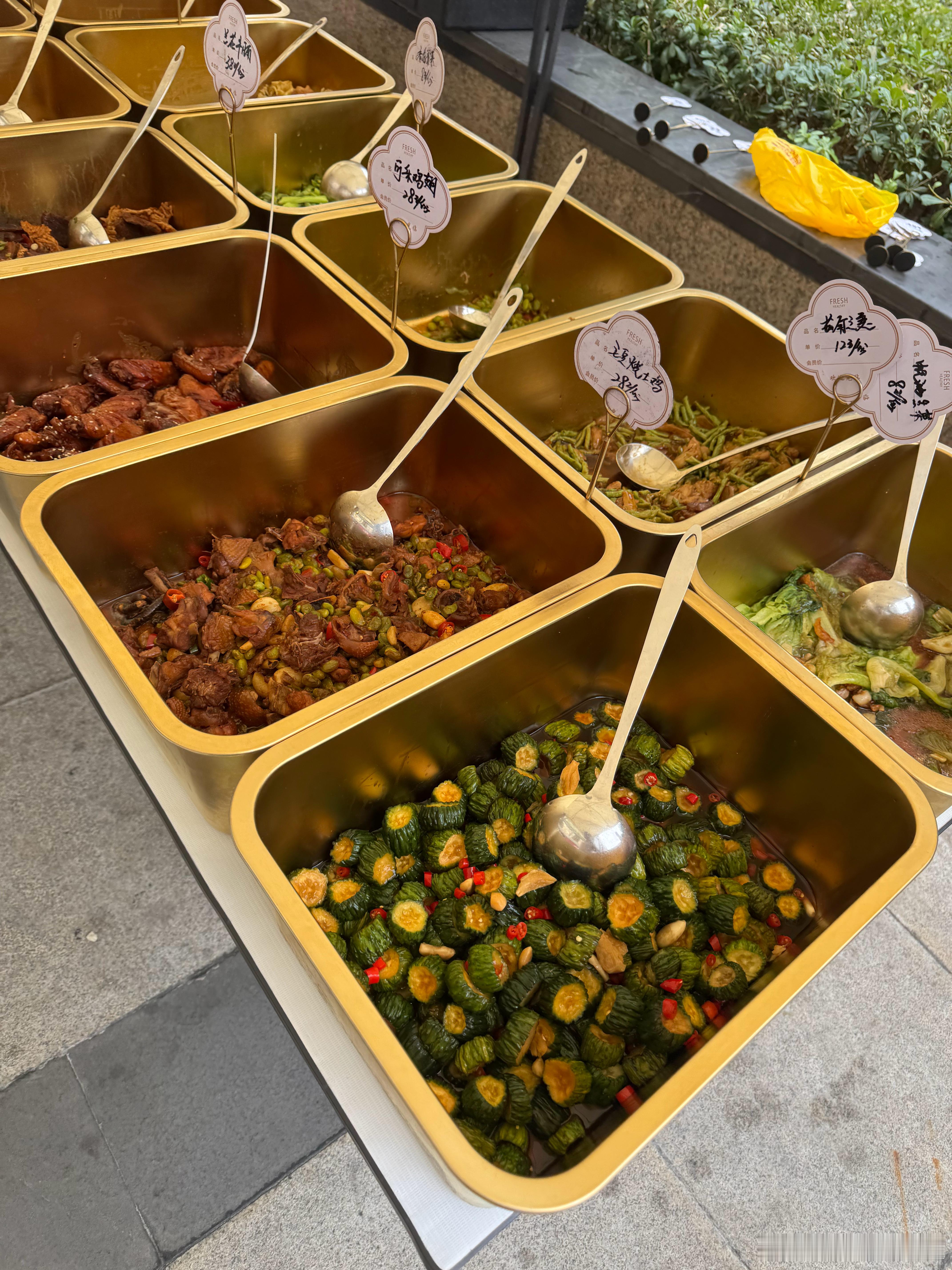 我们城市现在大酒店都在卖快餐，每一次看到好多菜，都想试试，就想给自己花钱了……建