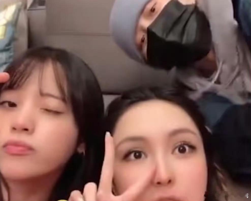 三种截然不同的性格与气场，在娱乐圈喧嚣的环境里，守住一份舒服自在的闺蜜情谊。欧阳