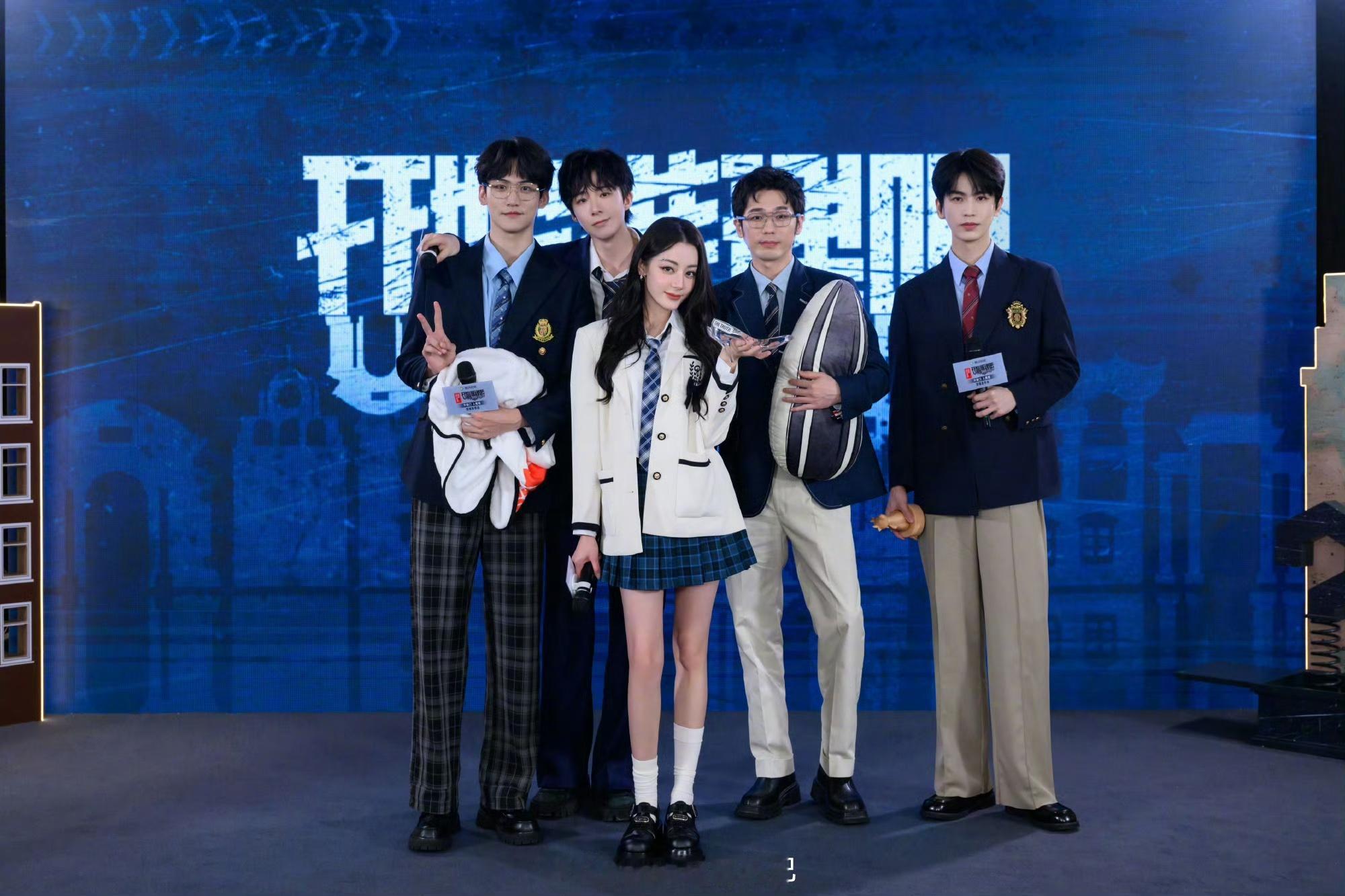#迪丽热巴晒合照告别开推##迪丽热巴开推2收官发文#迪丽热巴晒合照告别开推，不错