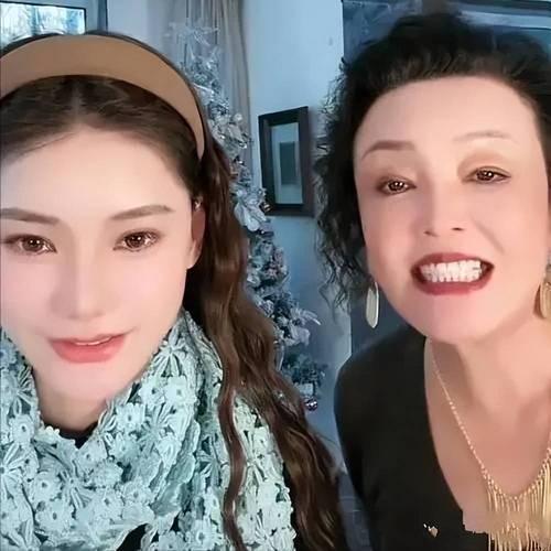 闺蜜与马筱梅母子的温馨同框

瞧这照片！闺蜜和马筱梅母子笑意盈盈地站在一起，画面