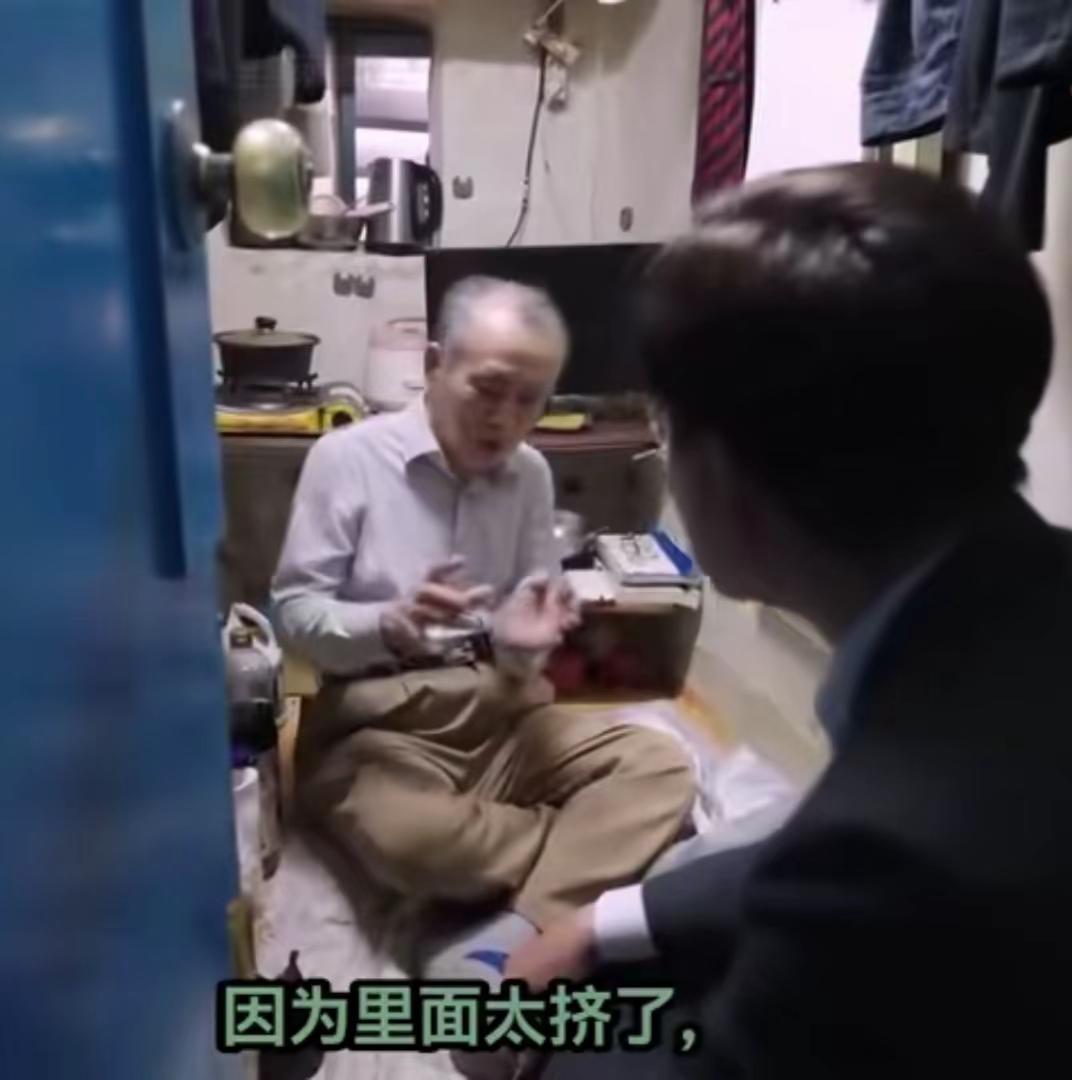 李在明走访韩国贫民窟。里面的景象，实在让人看着有点儿狭仄。生活在这狭小的空间里面