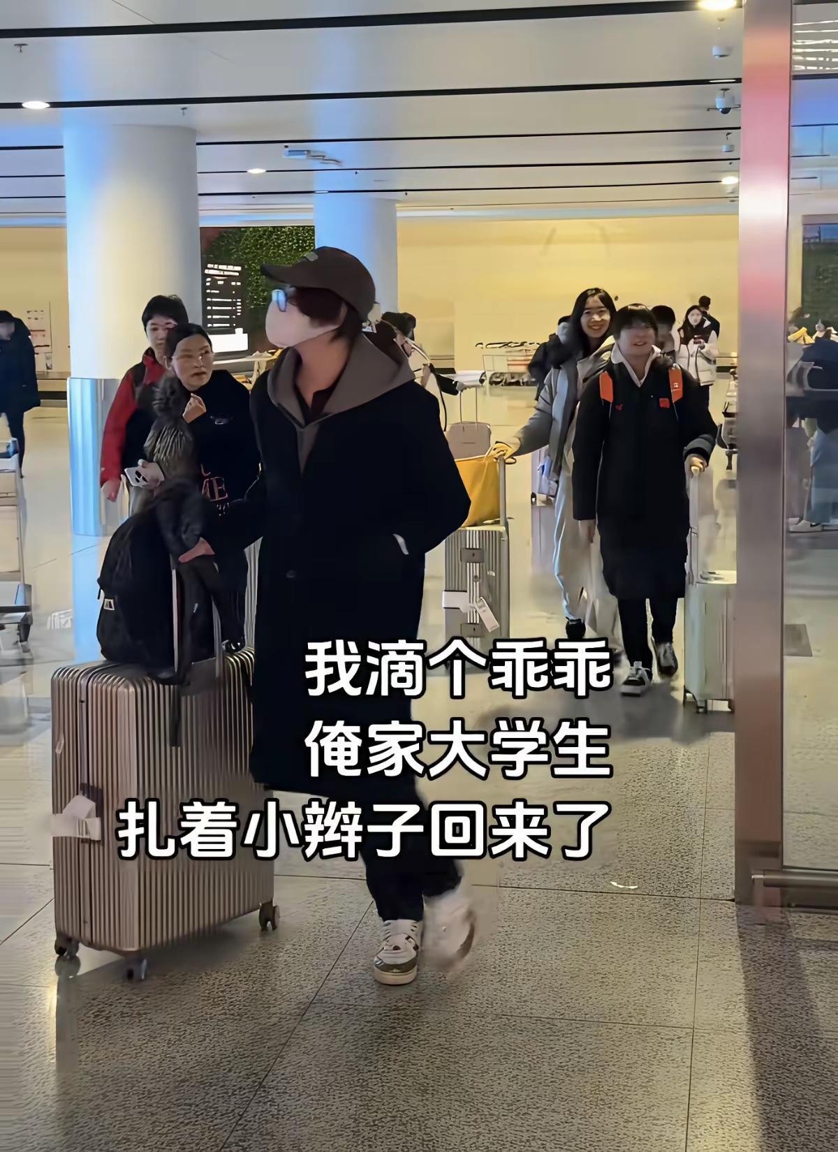 认出来了吗？
放假接站的一刹那！送上学的时候那么清纯阳光，一脸的稚嫩羞涩，咋才一