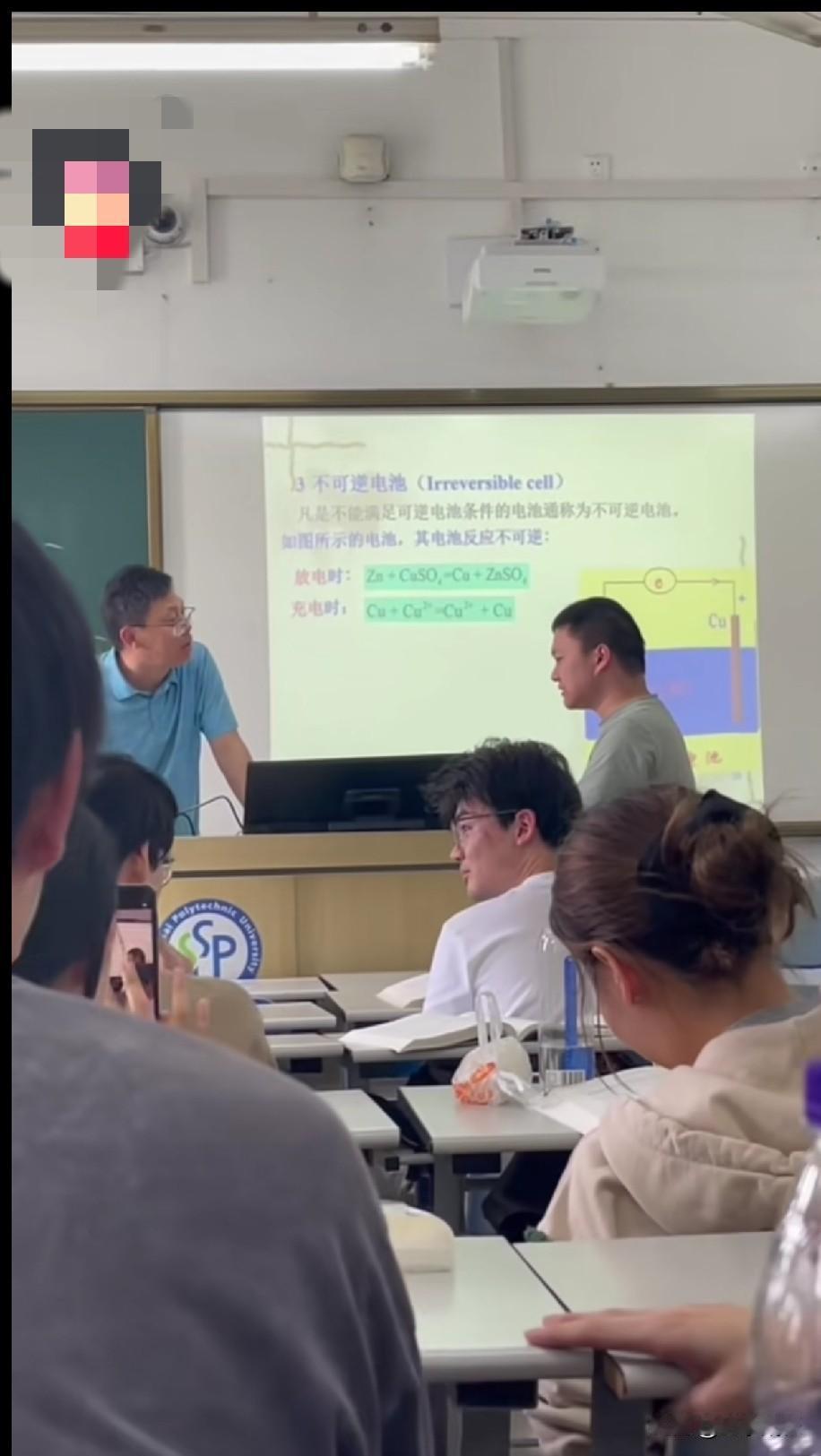在课堂上喊杀的那位同学
明显心理上存在着一定的缺陷
我初中同学就有一位跟他的情况