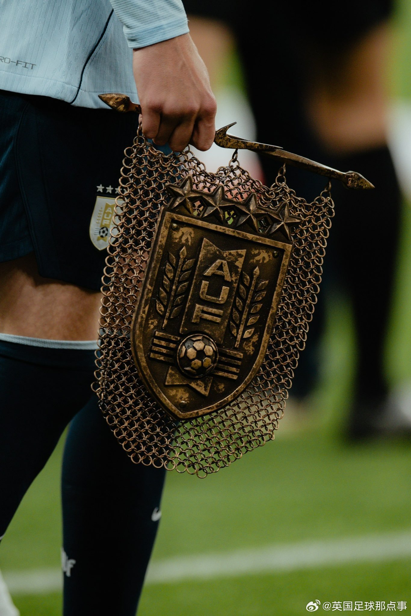 乌拉圭在昨日出场时亮出一面特别的队旗，用来庆祝他们全新的耐克战袍😮💨🇺🇾