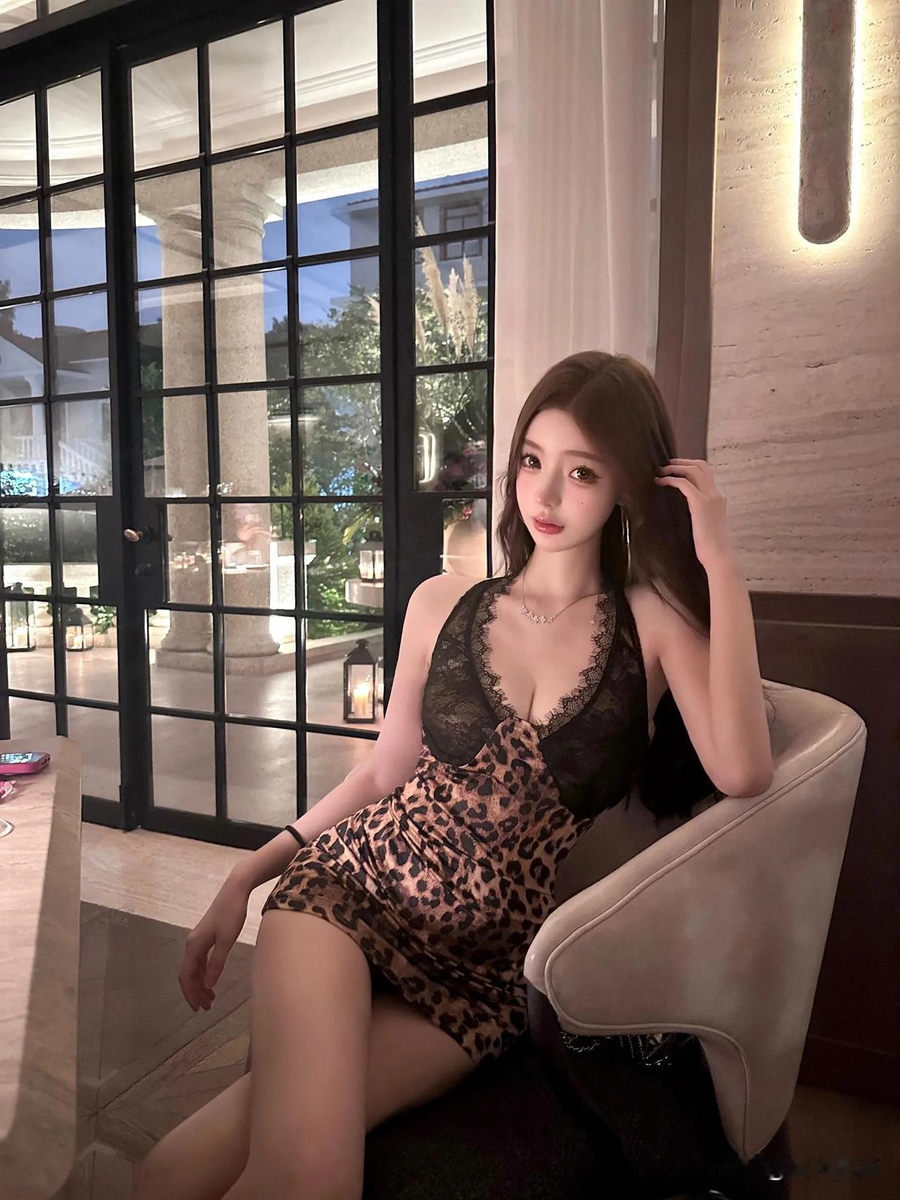 性感豹纹裙，妩媚娇态显。#迷人女神魅力展# #分享女性魅力照# #分享女神级美照