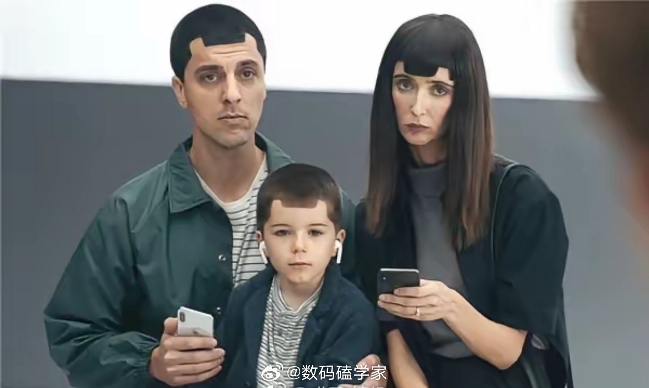 三星嘲讽iPhone17系列从嘲笑苹果刘海屏，到嘲笑苹果不能折叠[允悲]，三星在