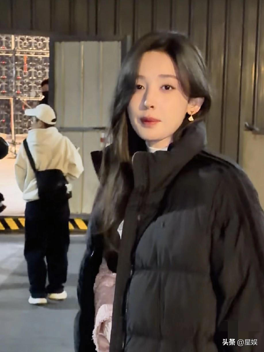 古力娜扎穿黑外套在户外