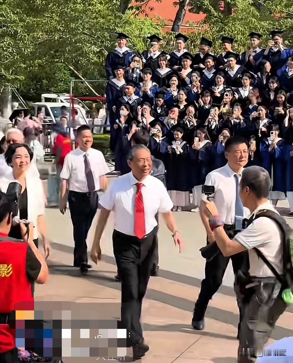 你敢相信迈出这样的步伐竟然是90岁的人吗？

他的状态就像50岁的中年人一样，特