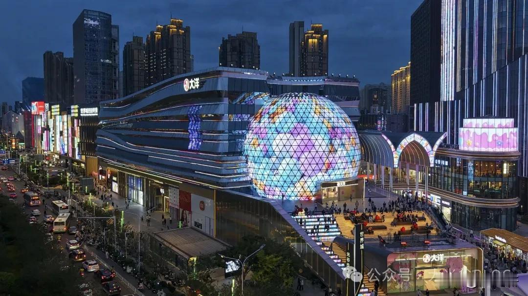 赛博风来袭！光谷步行街喷泉广场焕新，声光电水景 + 巨型机械手来了

日前，世界