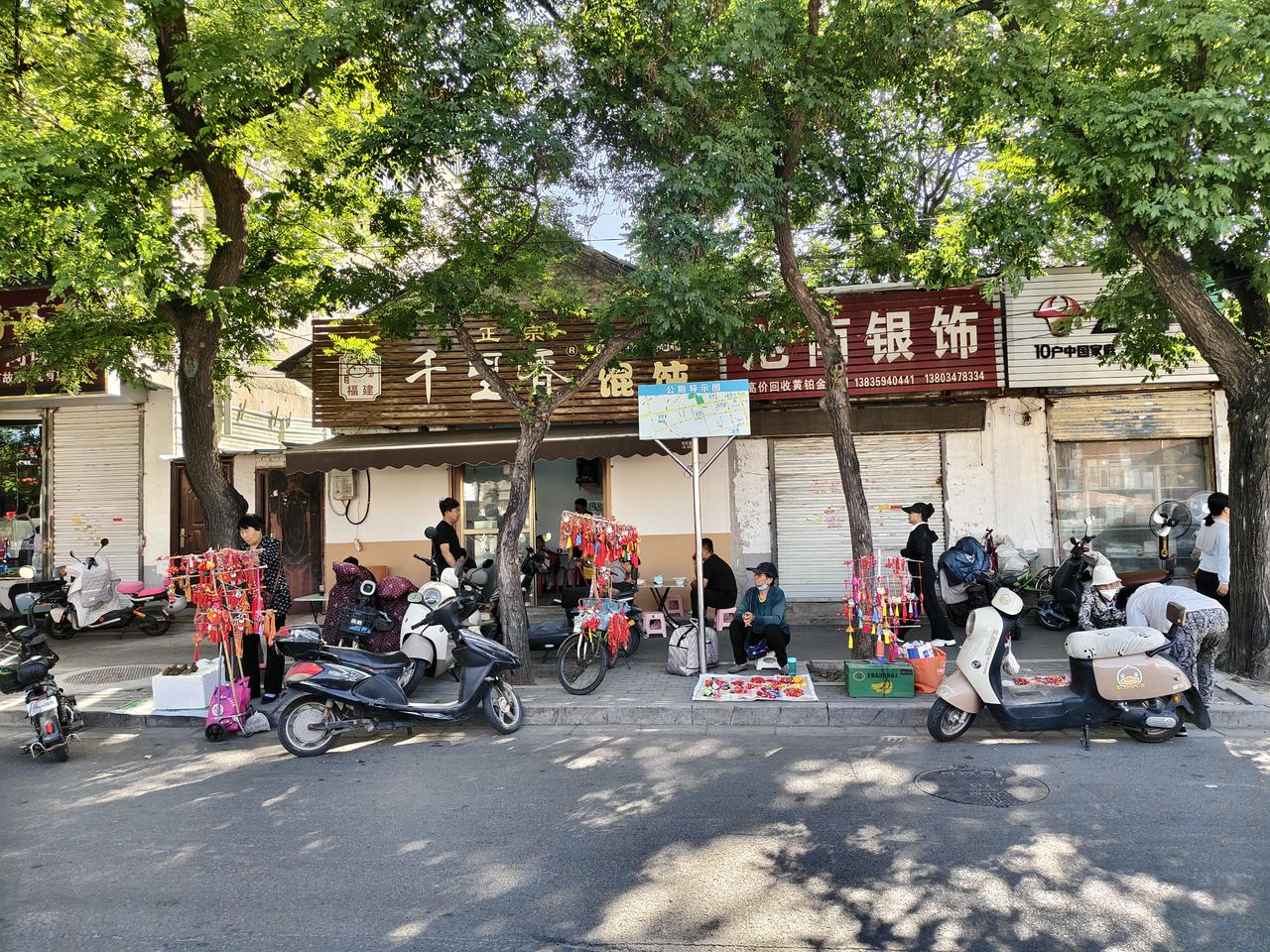端午节临近，在运城盐湖西街早市口，卖香囊的就是街口的一道亮丽风景线。

只要你稍