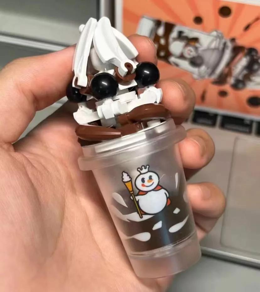 小侄子书包里翻到的。。不会只有我一个大人想抢吧.
太可爱了吧鸣鸣鸣的积木堆起来的