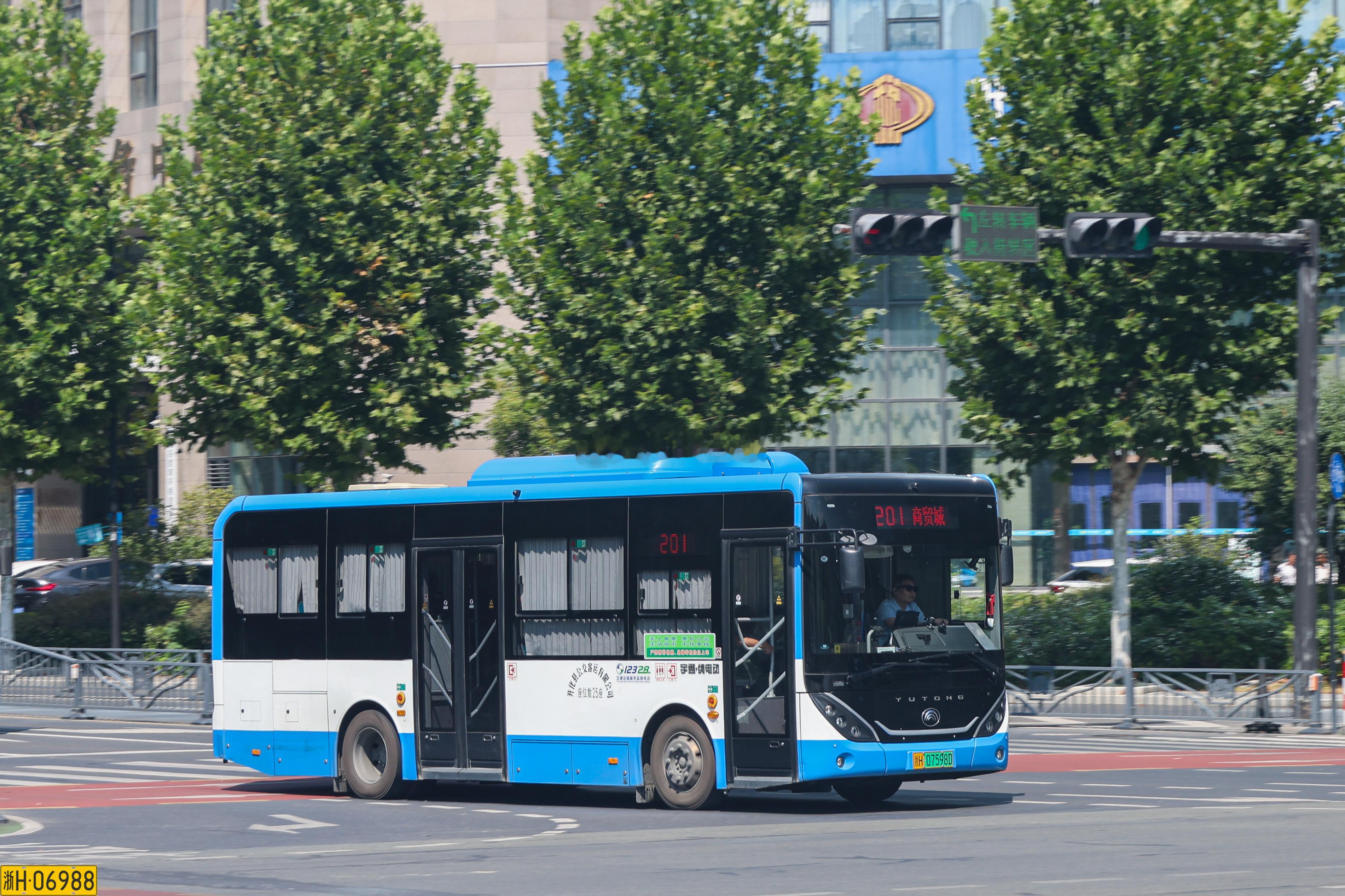 因1月26日全国铁路一季度调图后开化站新增多趟高铁列车，为完善火车站公交接驳服务