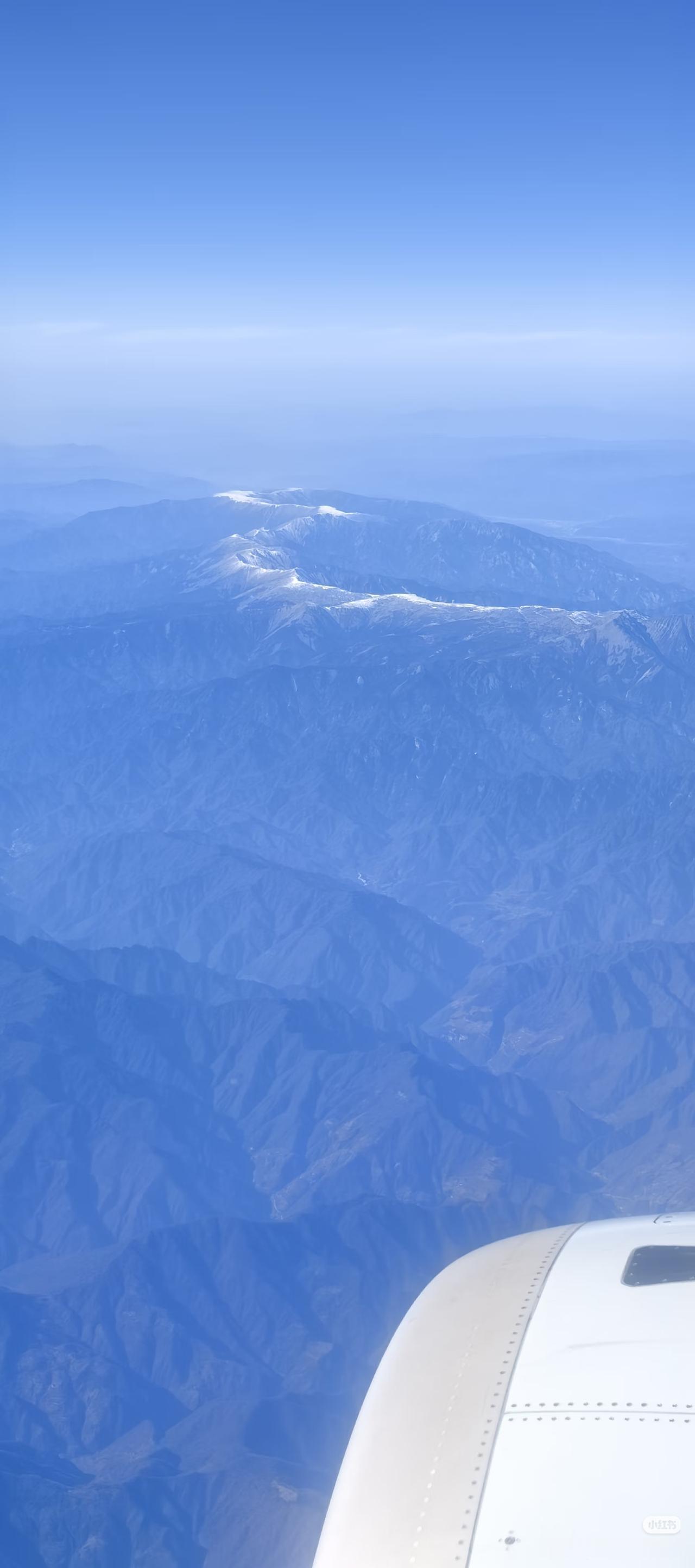 飞机上，看秦岭，鳌太线，还是那句话，只登顶上有烤肠的山，不是我没追求，是我对自己