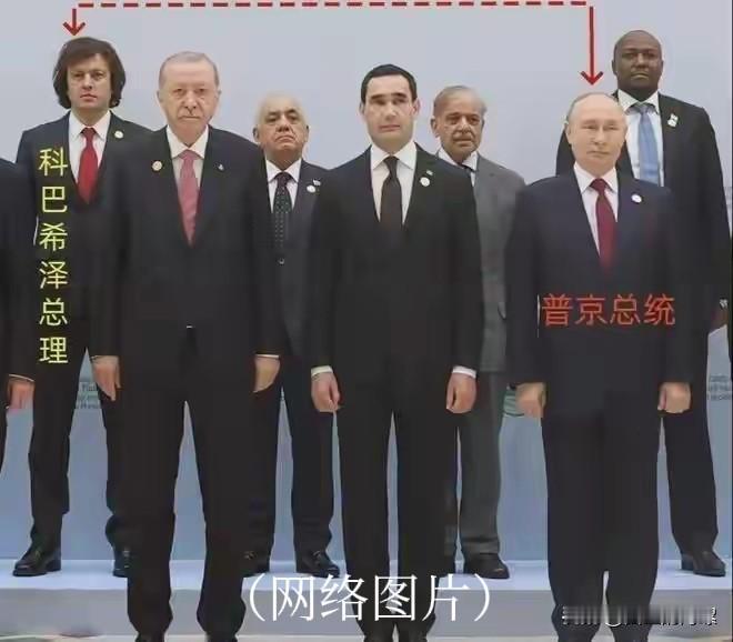 罕见！12月12日，在中立国土库曼斯坦举行的“国际和平与信任年论坛”上，俄总统普