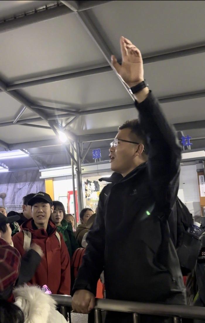 【点赞！男子黄山入口处喊话游客有序进场：岂可为这分秒，有辱民风】男子回应黄山入口