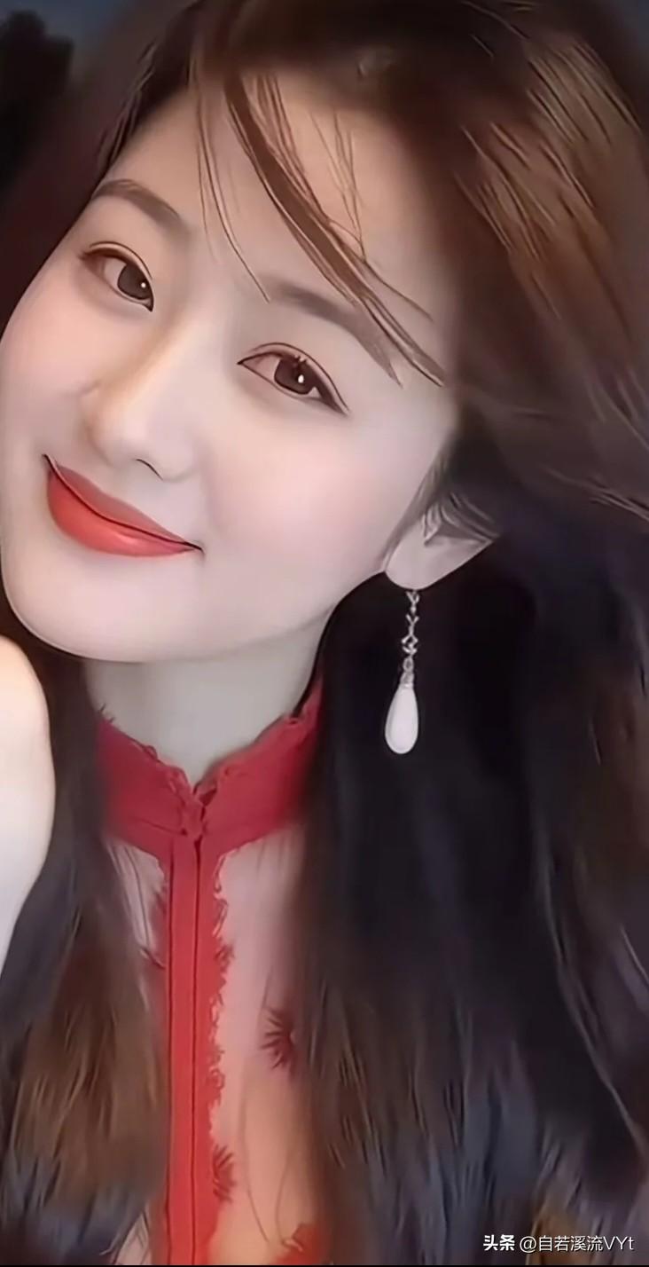 红襟凝浅韵，玉珮坠清光。
笑靥融春软，明眸漾露凉。
青丝垂婉婉，脂吻带温香。
一