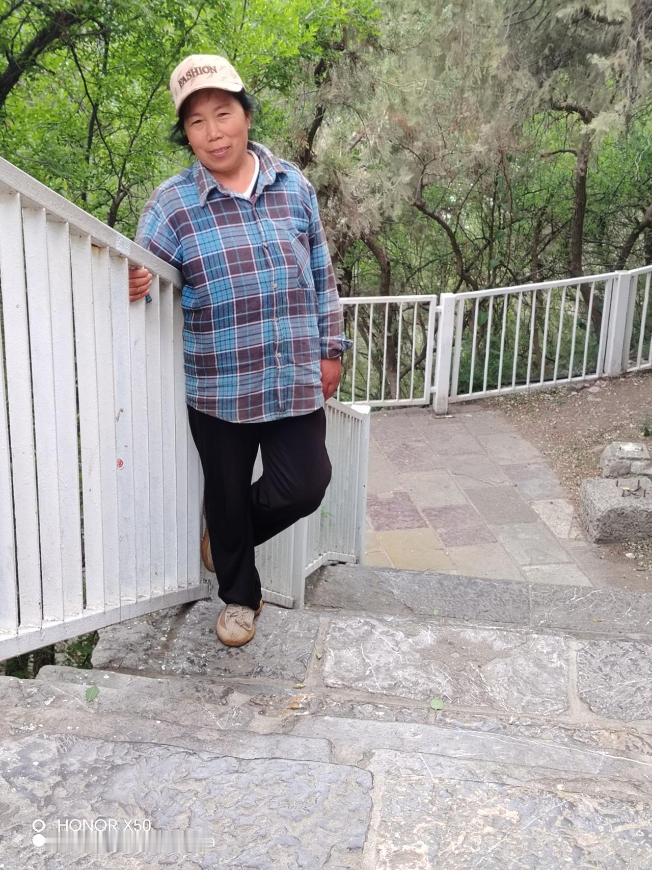 晒图笔记大赛今日在凤凰山公园合影留念，凤凰山公园风景优美，风味独特。值得欣赏，赞