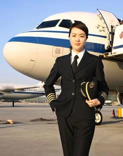 2009年，中国一架国际航班降落在曼谷机场，女机长打开舱门，忽然听到几声“滴答”