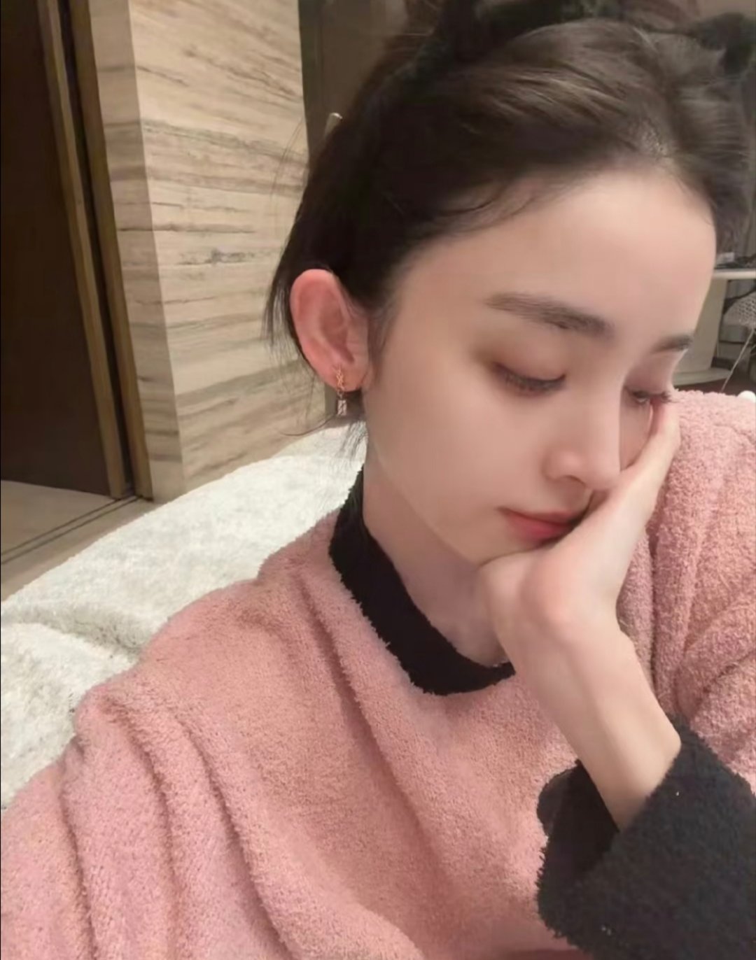 娜扎素颜真的超级美状态也很棒，皮肤和五官都好能打，可能这就是天生丽质吧。 