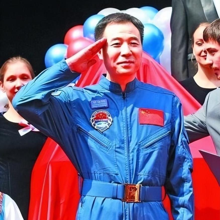 太巧了！三位航天英雄名字都带“海”，还藏着“月”
 
景海鹏、桂海潮、聂海胜，三