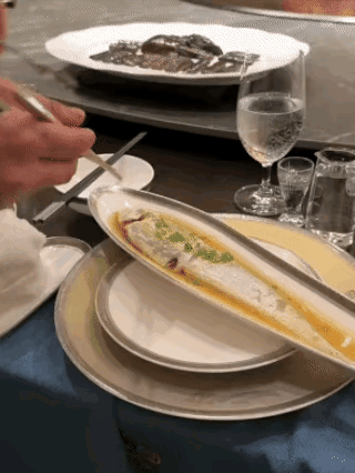 听说这鱼一条顶我一个月工资啊？