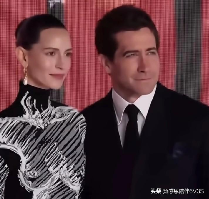 这两人同框简直就是给大伙儿洗眼睛！杰克·吉伦哈尔旁边那位法国超模女友珍妮·卡迪厄