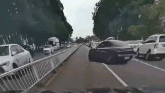 随意变道，不但要修车还得修护栏，起码得万儿八千的吧