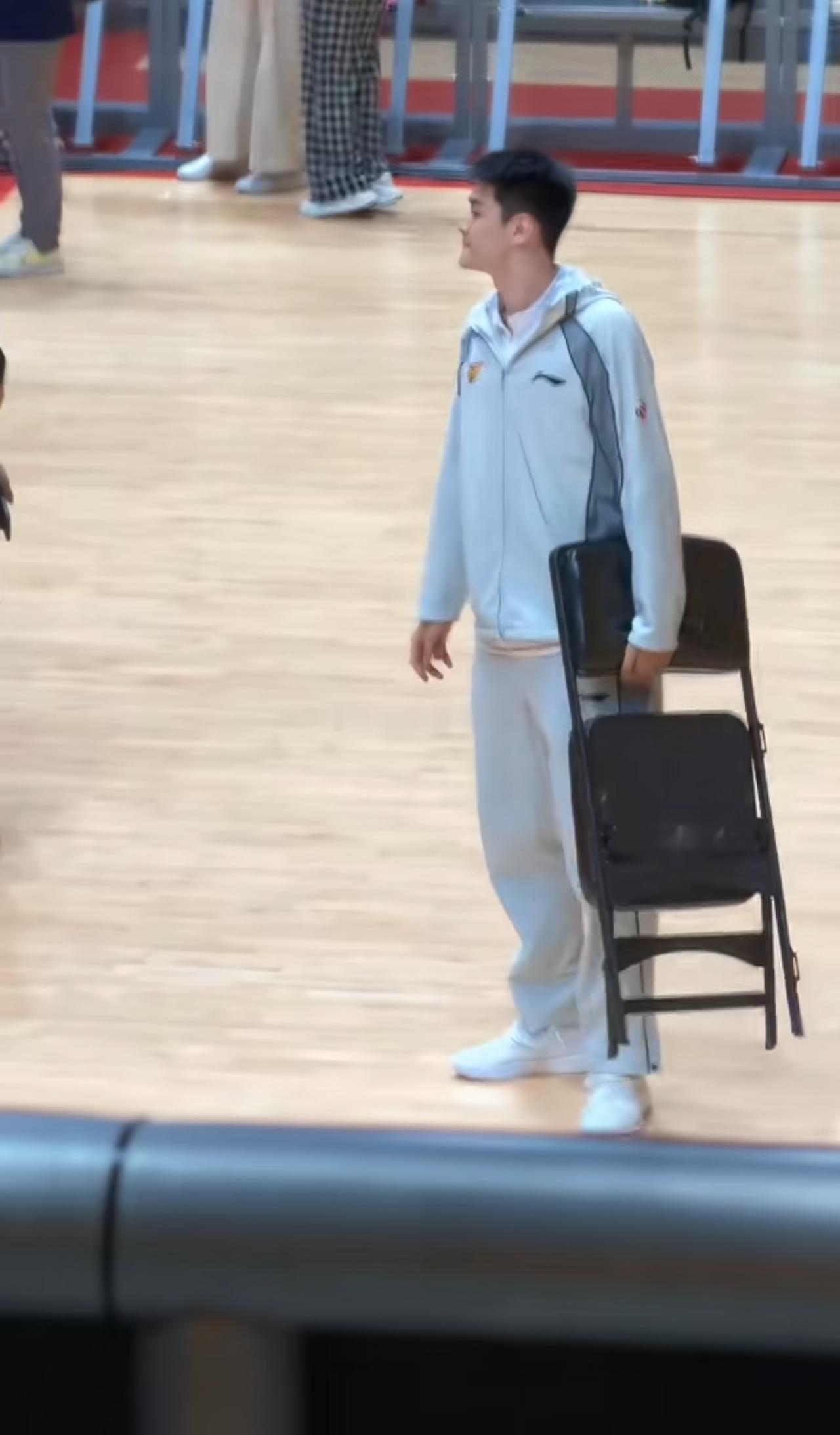 龙狮男篮vs广东男篮   走去拿椅子前，也做了一个球权手势，小王是个可爱小孩王洪