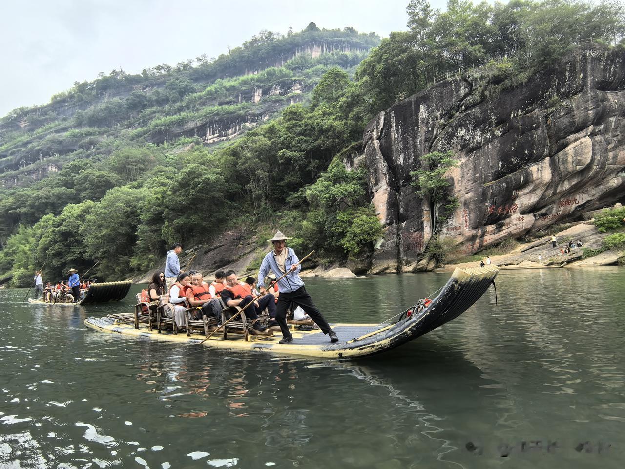 乘坐竹筏畅游武夷九曲溪，是来武夷山旅游的必选项目之一。

此次竹筏游赶上了不冷不