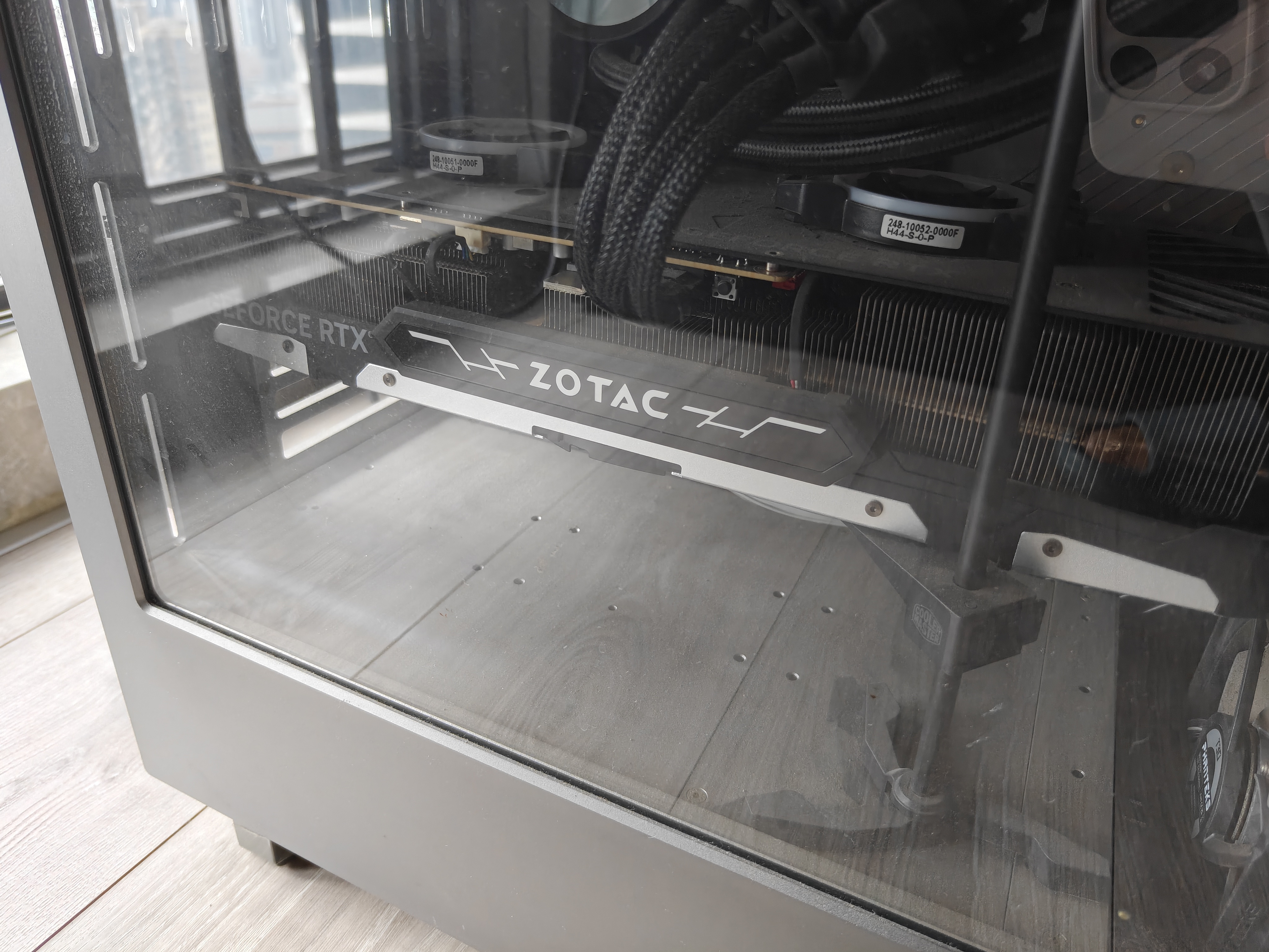 我有一个索泰的4090，2022年京东13000买的，我看闲鱼现在还能卖1850