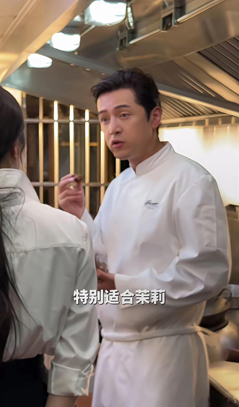 胡歌，真不愧是女儿奴！出门录节目居然心里嘴里都不忘给女儿带好吃的。这次录制田朴珺