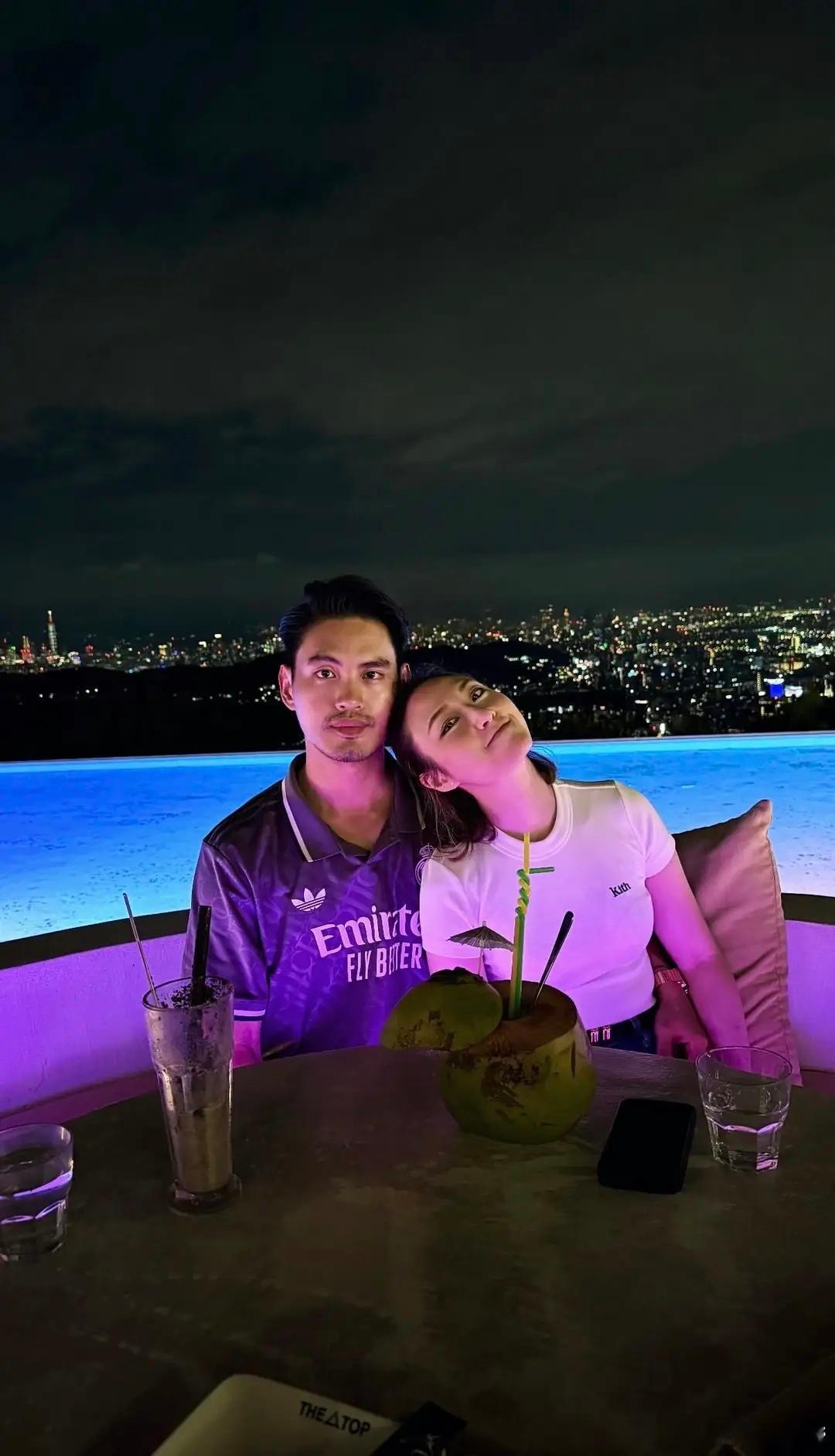 何超云携新欢旅游晒合照，被对方搂腰一脸甜蜜，交往一年感情稳定！ 