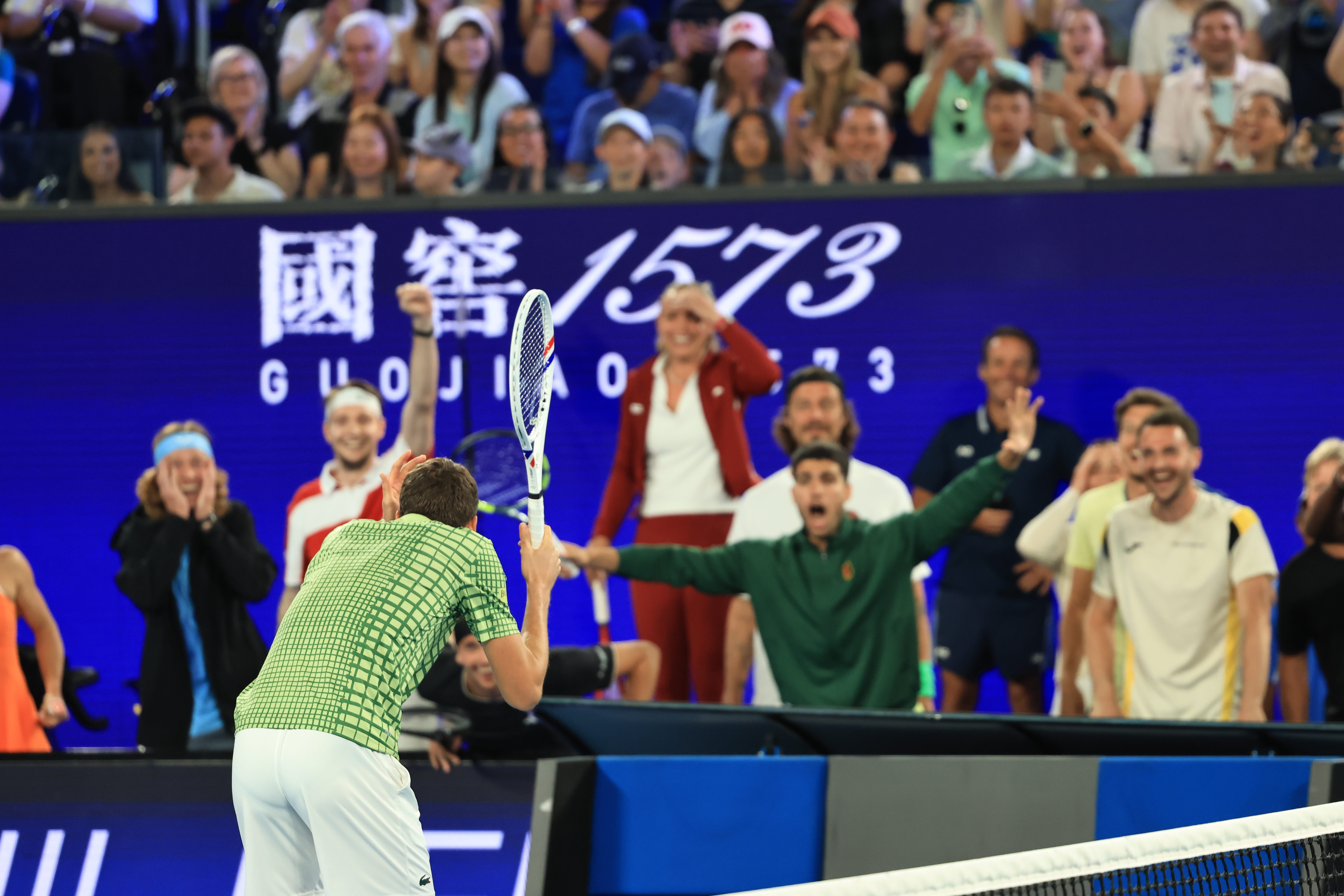 回顾昨晚的一球制胜，一众球员当吃瓜群众的画面挺好笑的，尤其是阿卡整个一个欢脱，孩