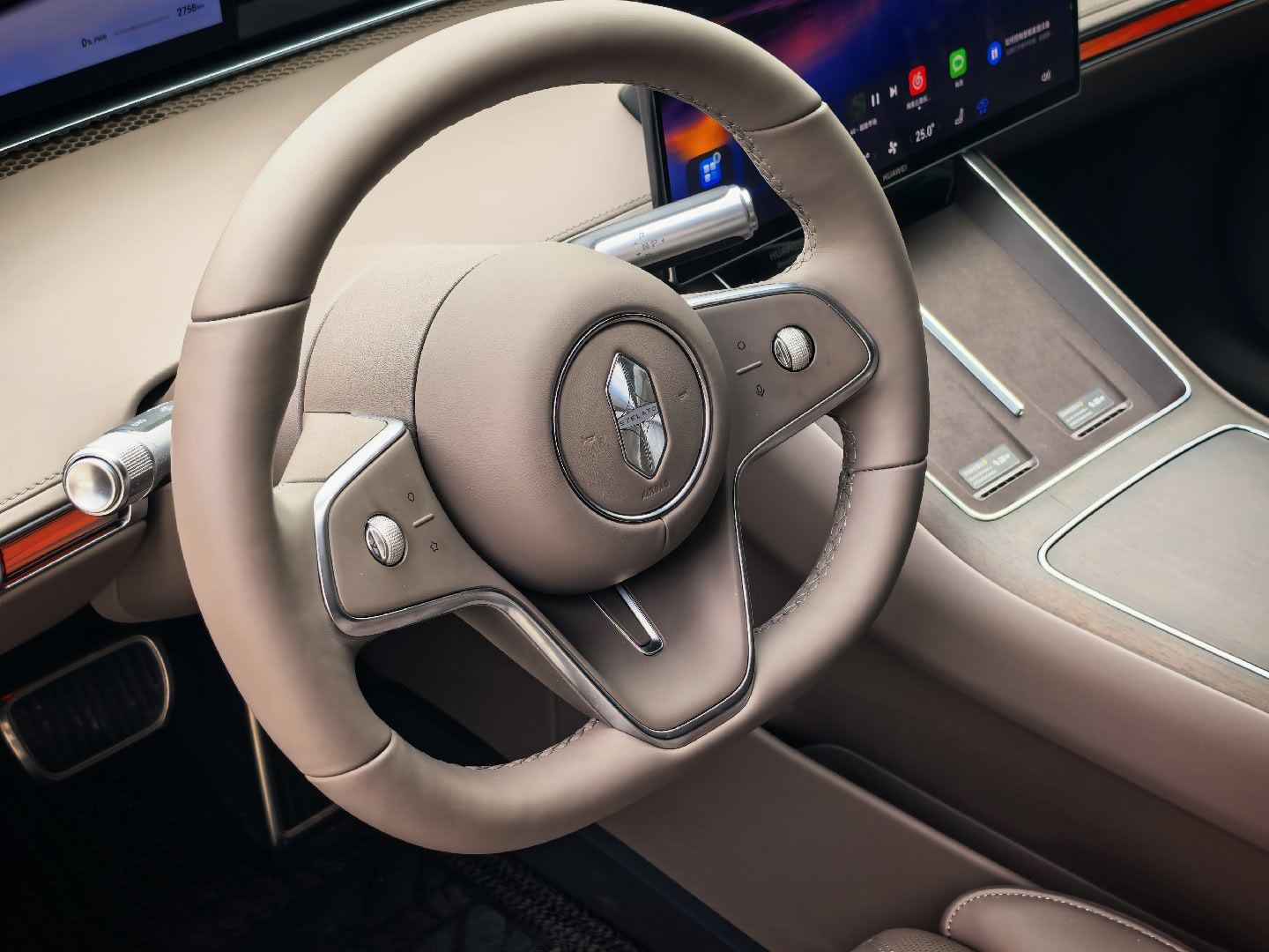 我很喜欢享界这个方向盘，造型简约高级，尺寸比较小，用着很灵活。 