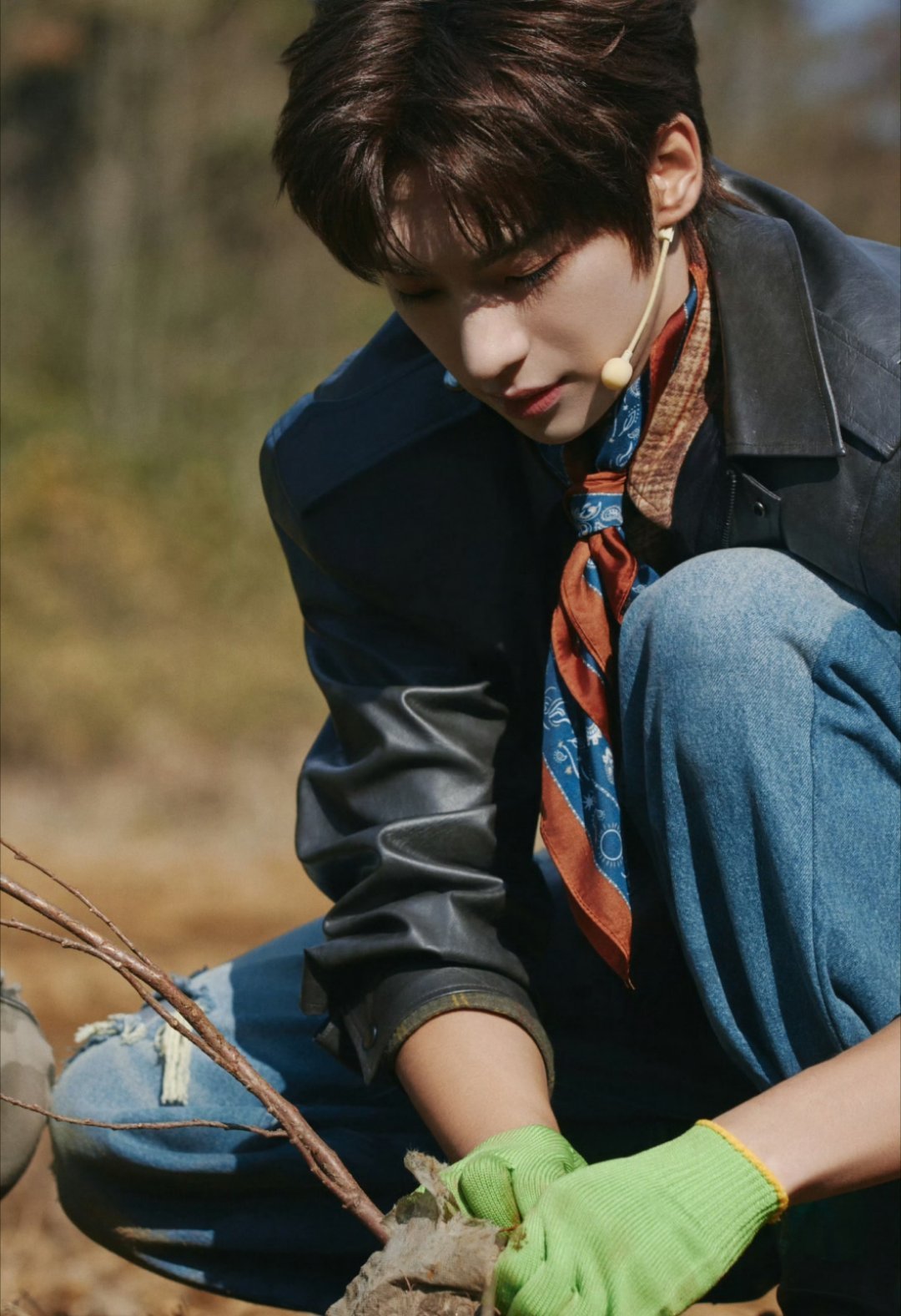 没救了 颜安穿奶奶围裙后面还插俩树叶我都觉得可爱