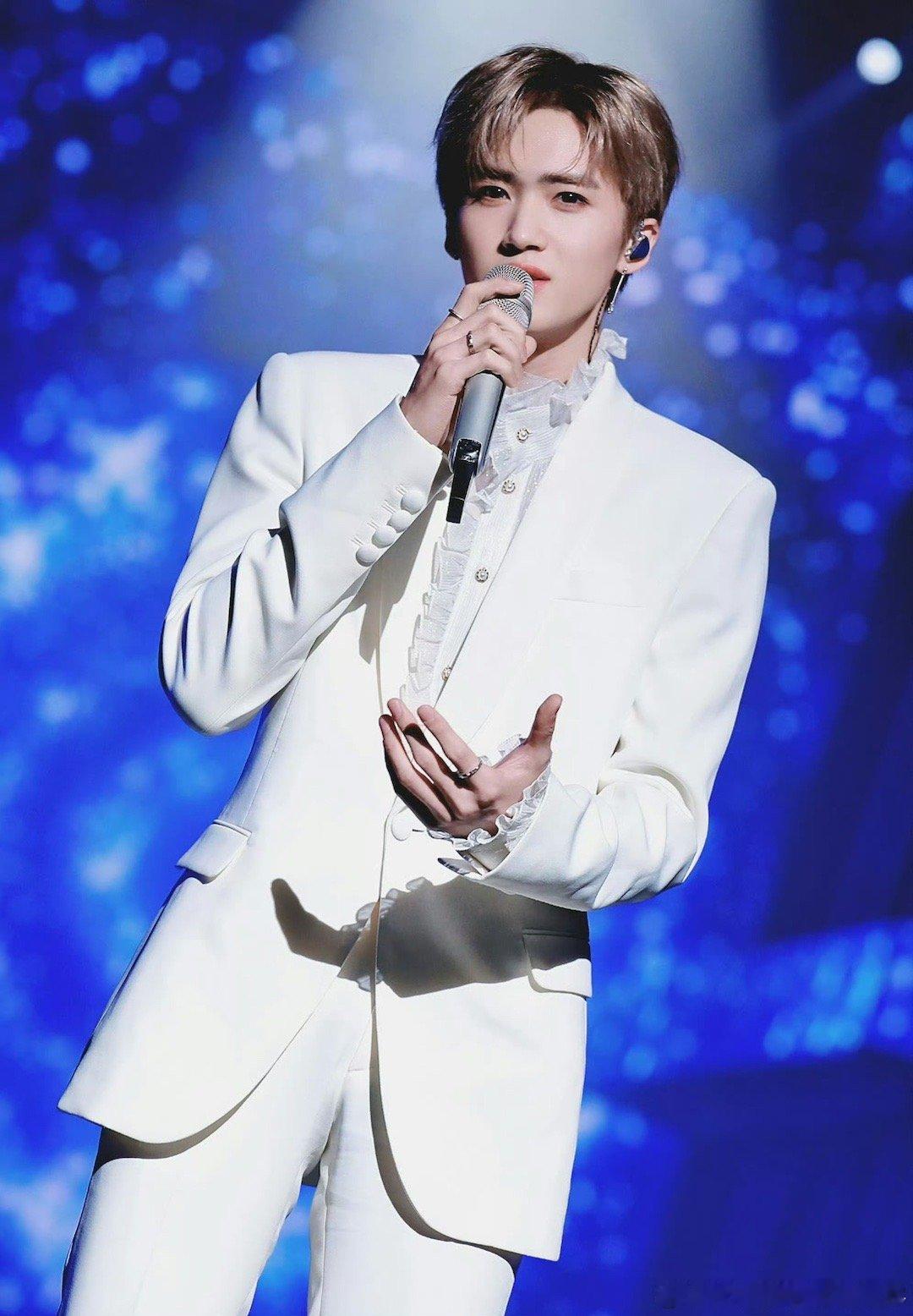 闫桉来颗糖一起出发新一年 新年的钟声响起，最想对桉桉说的还是感谢和祝福。感谢相遇