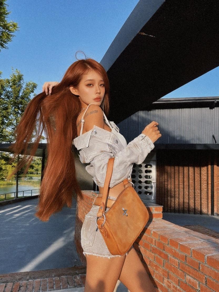 以防i人美女不知道这些简单的站姿拍照pose