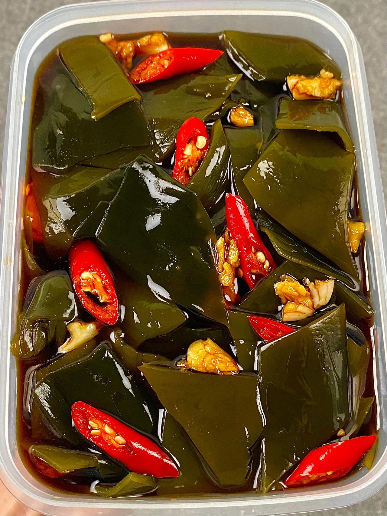 多少次早起，为了吃上我妈做的醋泡海带啊！！
大鱼大肉惯了就来看看这个我妈做的开胃