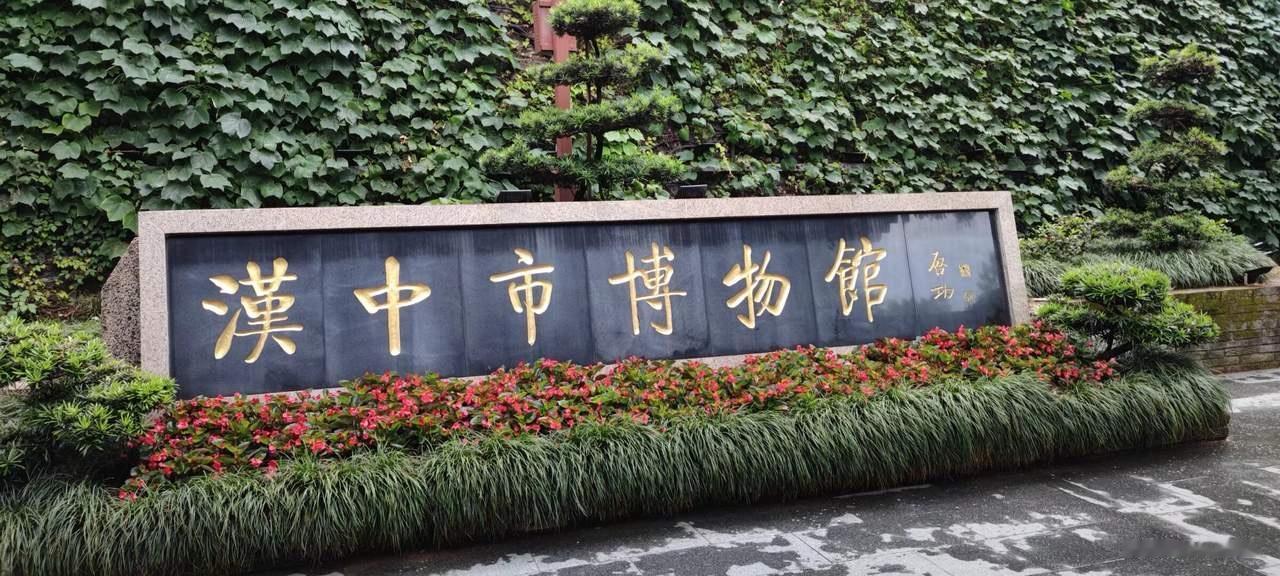 古汉台不仅是刘邦成就帝业的起点，更是汉王朝的基因库。登临望江楼，脚下是西汉的夯土